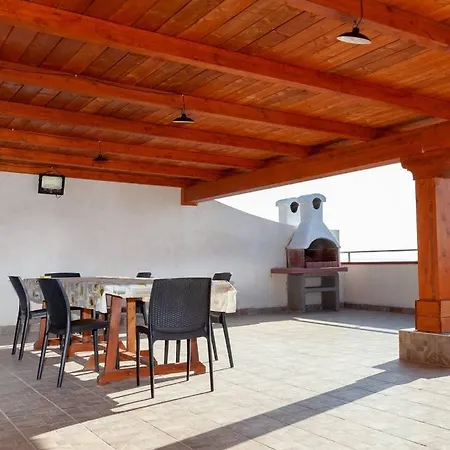 Attico Con Terrazzo アパート